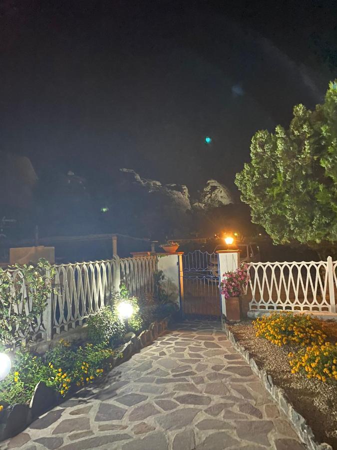 B&B A Due Passi Dal Mare Baja Sardinia Exterior photo